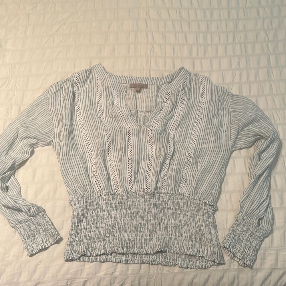 Wonderly size small long sleeved smocked top